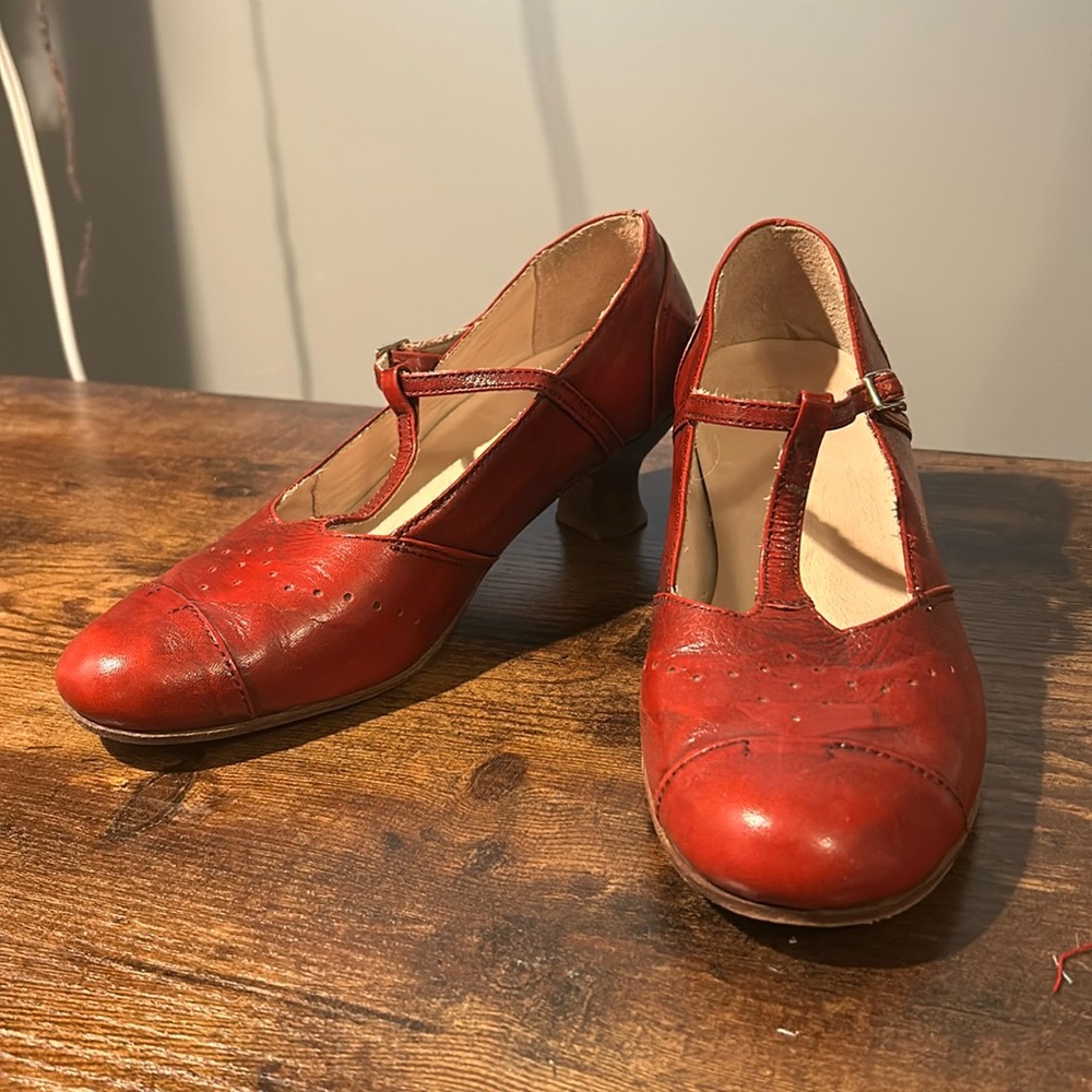 Zeha Berlin Vero Cuoio red leather kitten heal shoes sz aprox 8 womens